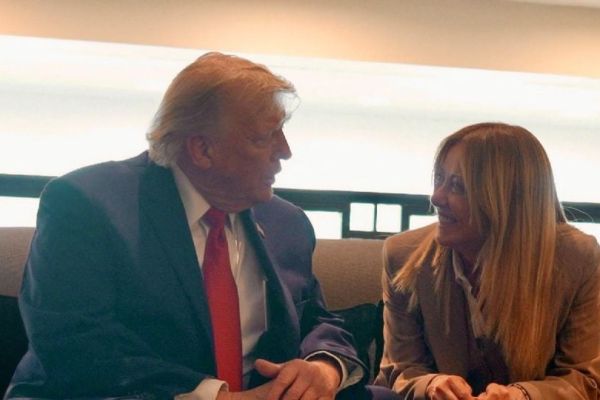 Tensión entre EU e Italia: Trump asegura que Meloni “suplicó” por una foto, ella lo rechaza