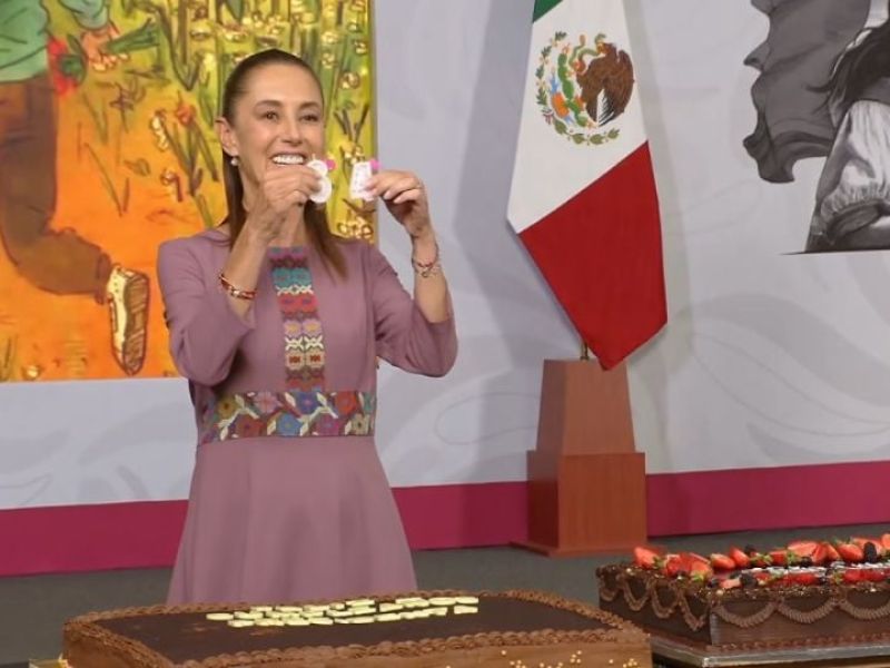 Sheinbaum celebra su cumpleaños con “Las Mañanitas”, los “Beatles” y pastel en la conferencia matutina