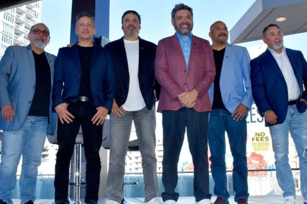 La banda mexicana Intocable recibe su estrella en el Paseo de la Fama de Hollywood