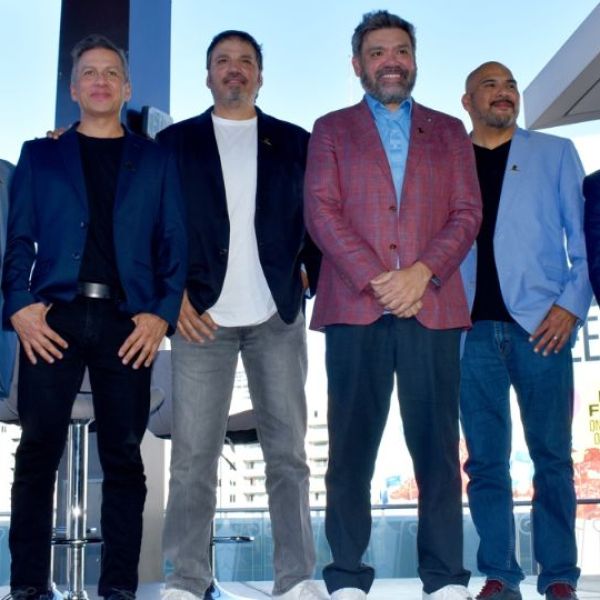 La banda mexicana Intocable recibe su estrella en el Paseo de la Fama de Hollywood