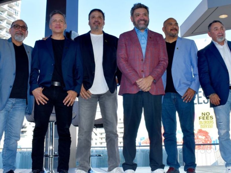 La banda mexicana Intocable recibe su estrella en el Paseo de la Fama de Hollywood
