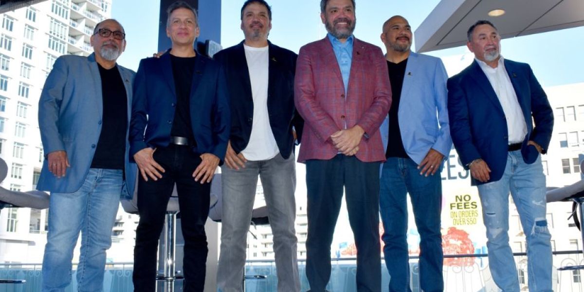 La banda mexicana Intocable recibe su estrella en el Paseo de la Fama de Hollywood