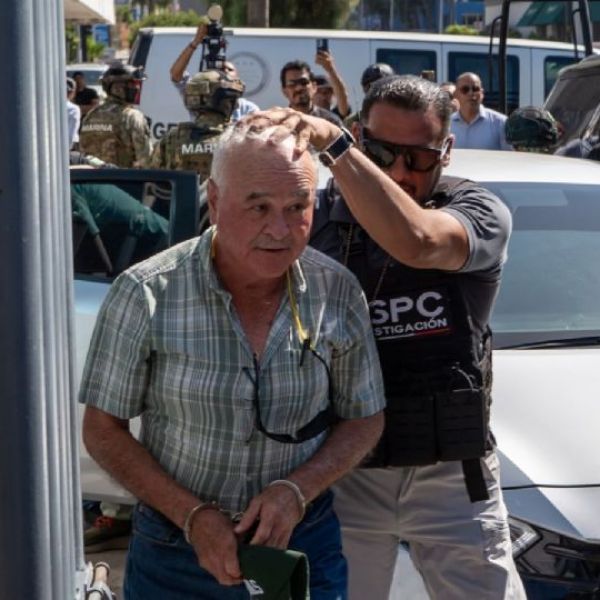 Ingresan a la FGR en Baja California al exgobernador Ernesto Ruffo tras su detención por presunto 