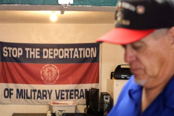 Activista ayuda a veteranos de EU que fueron deportados a México pese a su servicio militar