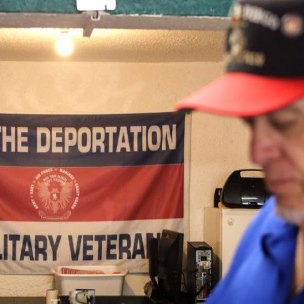 Activista ayuda a veteranos de EU que fueron deportados a México pese a su servicio militar