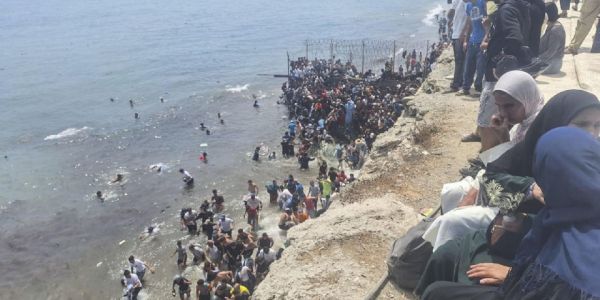 Caos en España: miles de marroquíes ingresan a Ceuta y gobierno local pide el cierre de la frontera