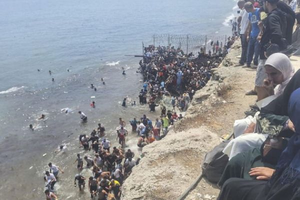 Caos en España: miles de marroquíes ingresan a Ceuta y gobierno local pide el cierre de la frontera