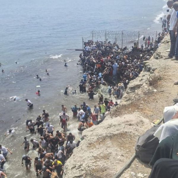 Caos en España: miles de marroquíes ingresan a Ceuta y gobierno local pide el cierre de la frontera