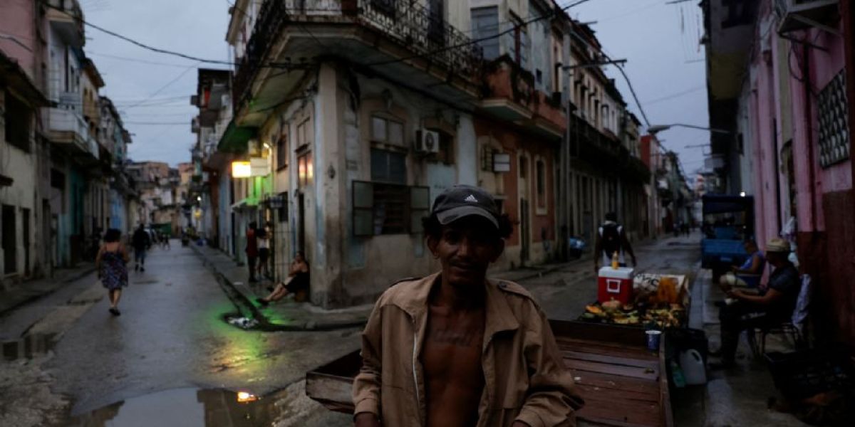Nuevo apagón en Cuba en menos de 24 horas; autoridades lo atribuyen a “eventos meteorológicos”