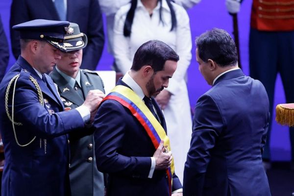 Abelardo de la Espriella asume la Presidencia de Colombia en medio de protestas del partido de Petro