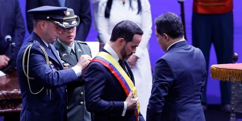 Abelardo de la Espriella asume la Presidencia de Colombia en medio de protestas del partido de Petro