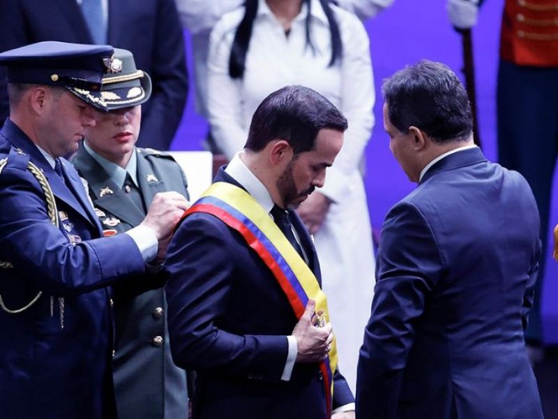 Abelardo de la Espriella asume la Presidencia de Colombia en medio de protestas del partido de Petro