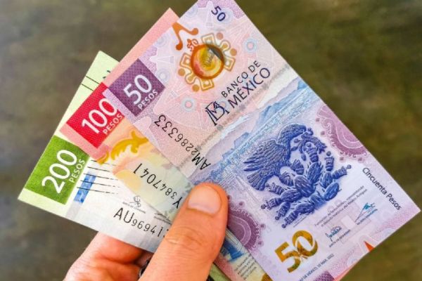 El peso rompe la barrera de los 17 y llega a su nivel más bajo en dos años