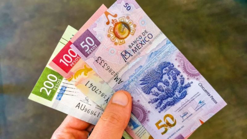 El peso rompe la barrera de los 17 y llega a su nivel más bajo en dos años