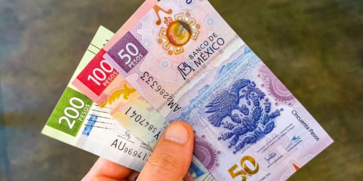 El peso rompe la barrera de los 17 y llega a su nivel más bajo en dos años