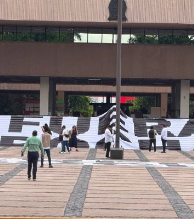 Empresarios, ciudadanos y políticos de oposición protestan para exigir el fin de su mandato