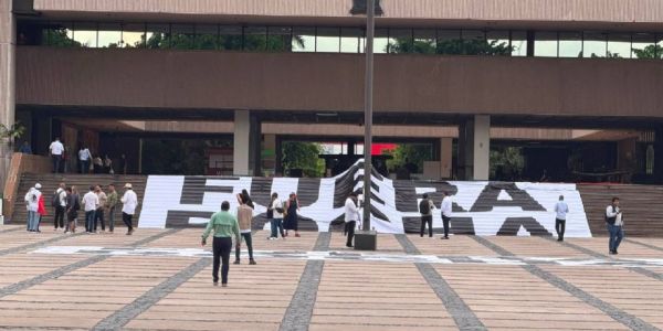 Empresarios, ciudadanos y políticos de oposición protestan para exigir el fin de su mandato