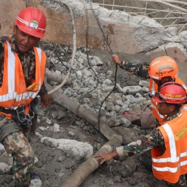 Rescatistas continúan búsqueda a contrarreloj de 900 trabajadores de hidroeléctricas