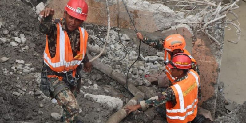 Rescatistas continúan búsqueda a contrarreloj de 900 trabajadores de hidroeléctricas