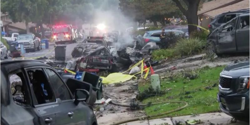 Avioneta se estrella en San Diego; varias casas y autos resultan dañados