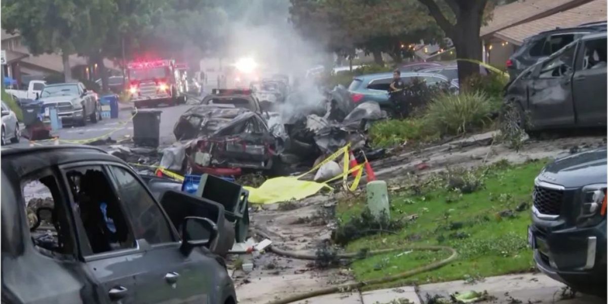 Avioneta se estrella en San Diego; varias casas y autos resultan dañados
