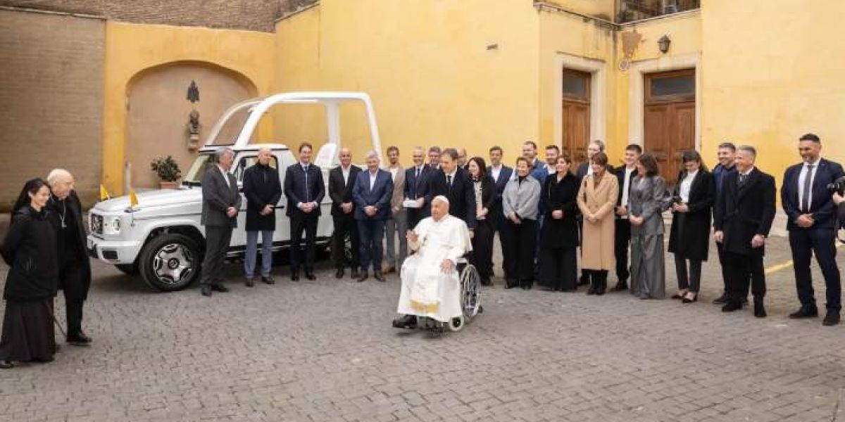 Papa Francisco estrena papamóvil eléctrico para el Jubileo 2025