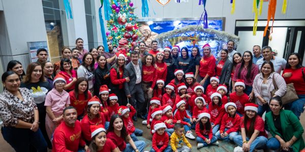 Preside rector encendido del pino navideño Familia UAT