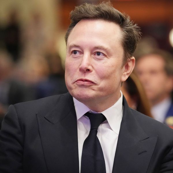 Tesla impulsa plan para convertir a Musk en el primer billonario del mundo