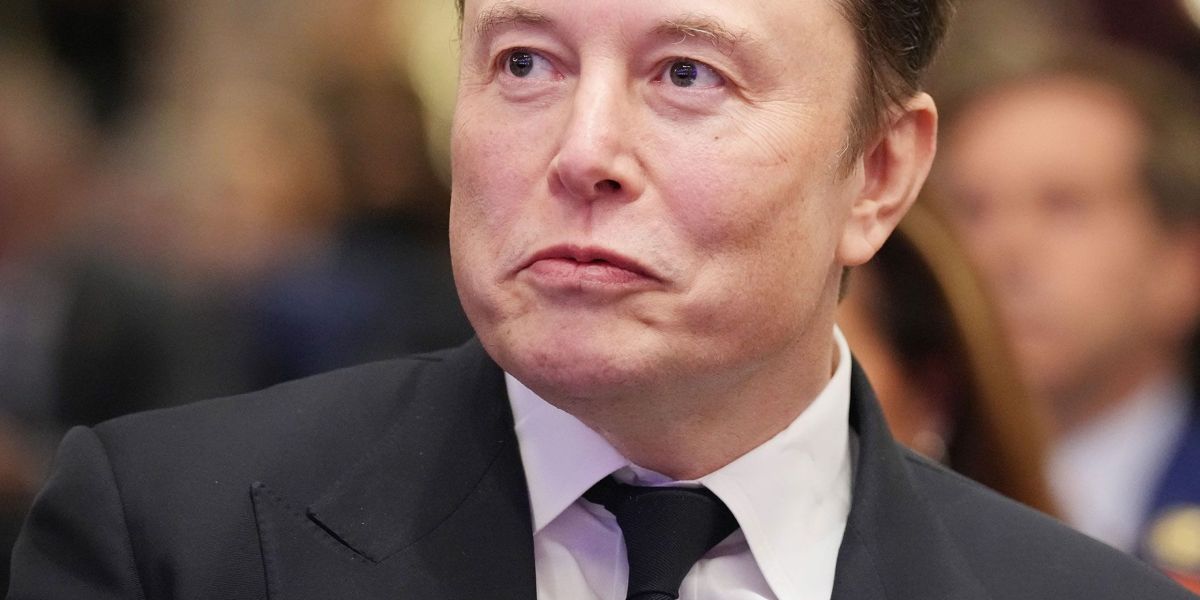 Tesla impulsa plan para convertir a Musk en el primer billonario del mundo