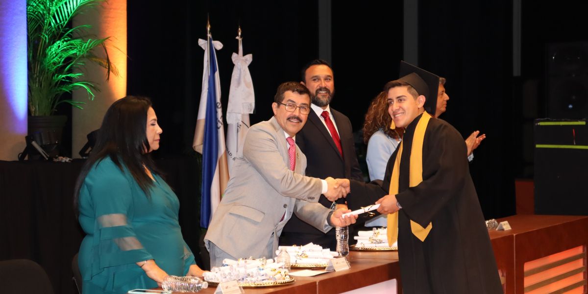 Preside rector graduación de 246 egresados de la UAT en Tampico