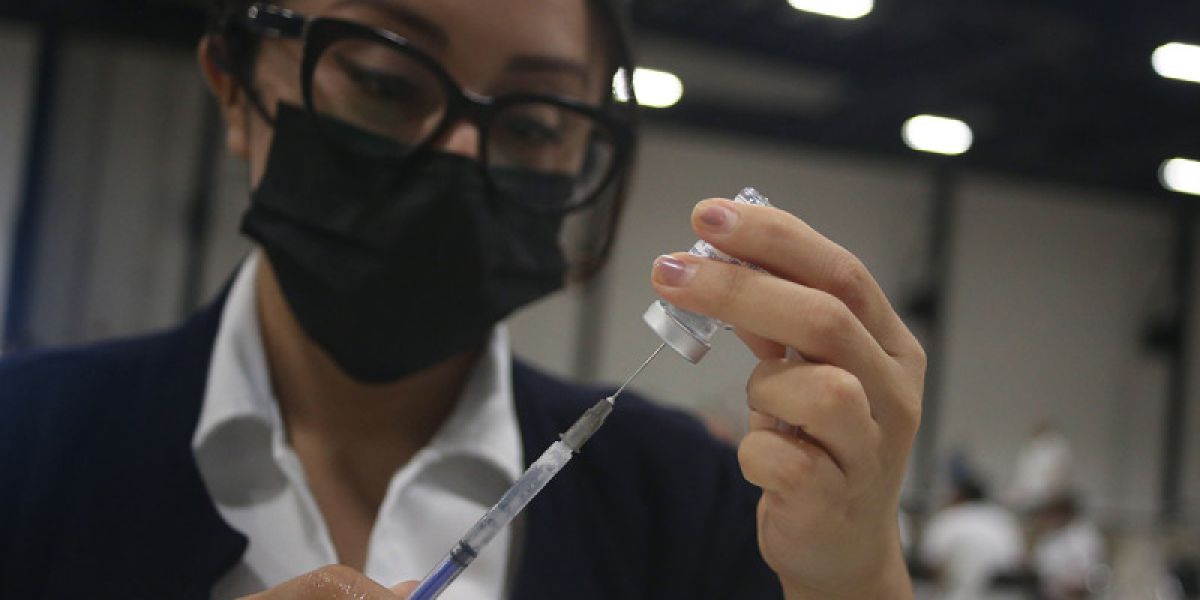 Nueva vacuna contra covid sólo protegerá de la variante Ómicron