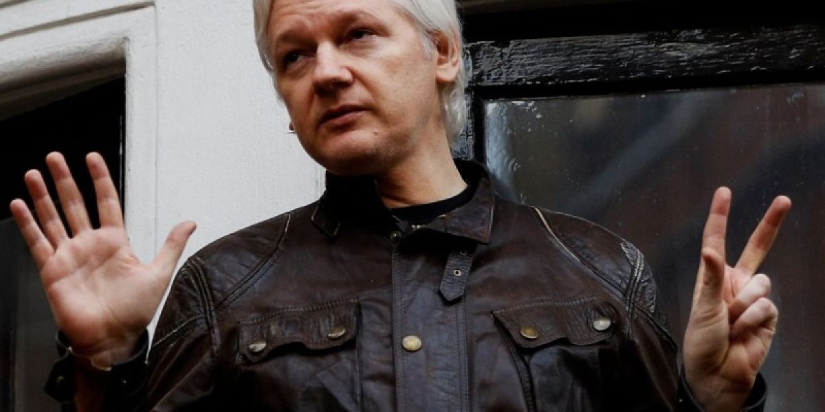 ¿Quién es Julian Assange y de qué lo acusan?