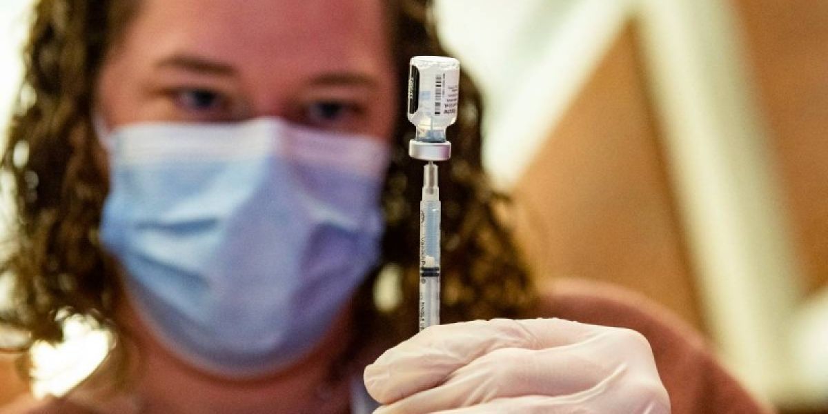 Refuerzo de vacuna contra covid-19 podría ser anual en EU