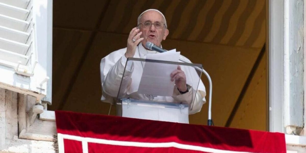 El papa llama a arrestar a traficantes tras naufragio de migrantes en Italia
