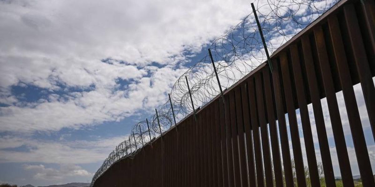 Texas refuerza frontera con otra barrera de alambre