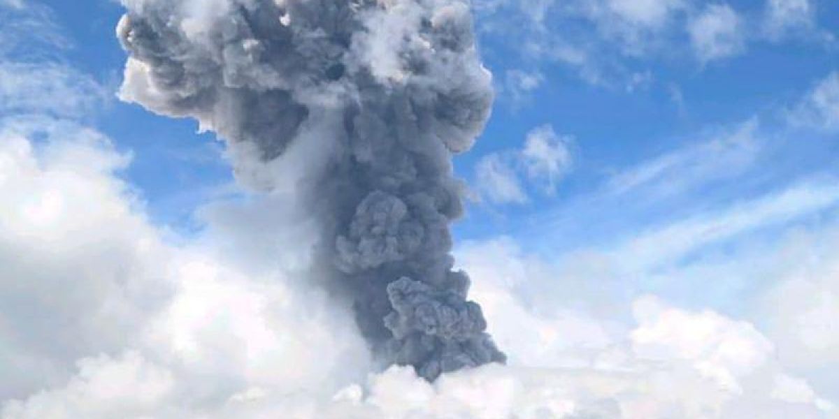 Monte Ibu en Indonesia entra en erupción; arroja nube de humo y cenizas