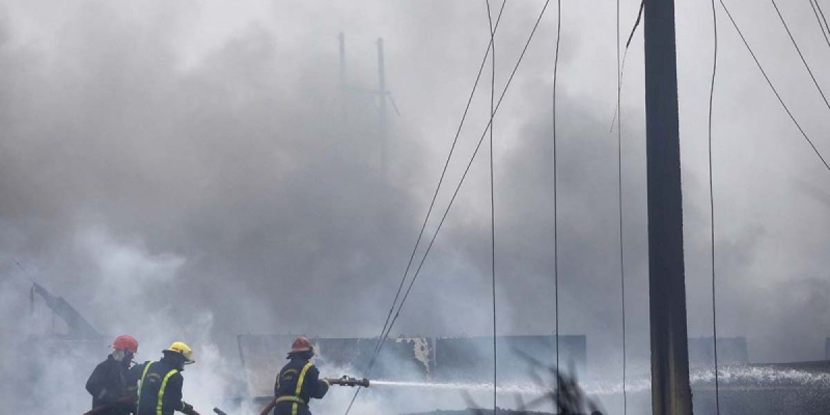 Avanzan bomberos para sofocar incendio en tanques petroleros de Cuba