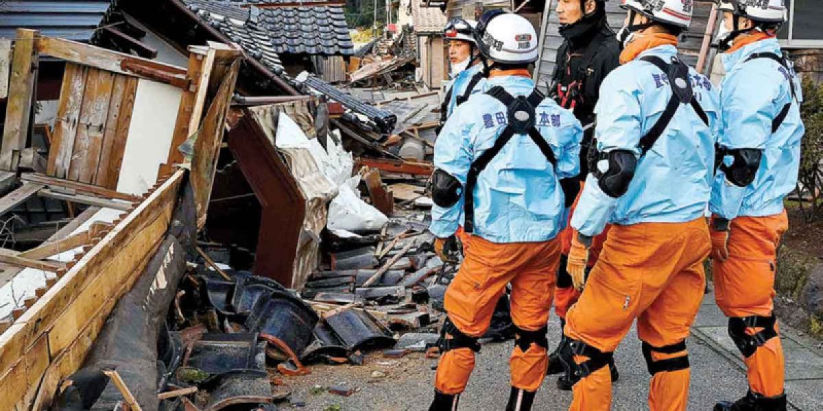 Buscan a víctimas y siguen las réplicas, tras terremoto en Japón