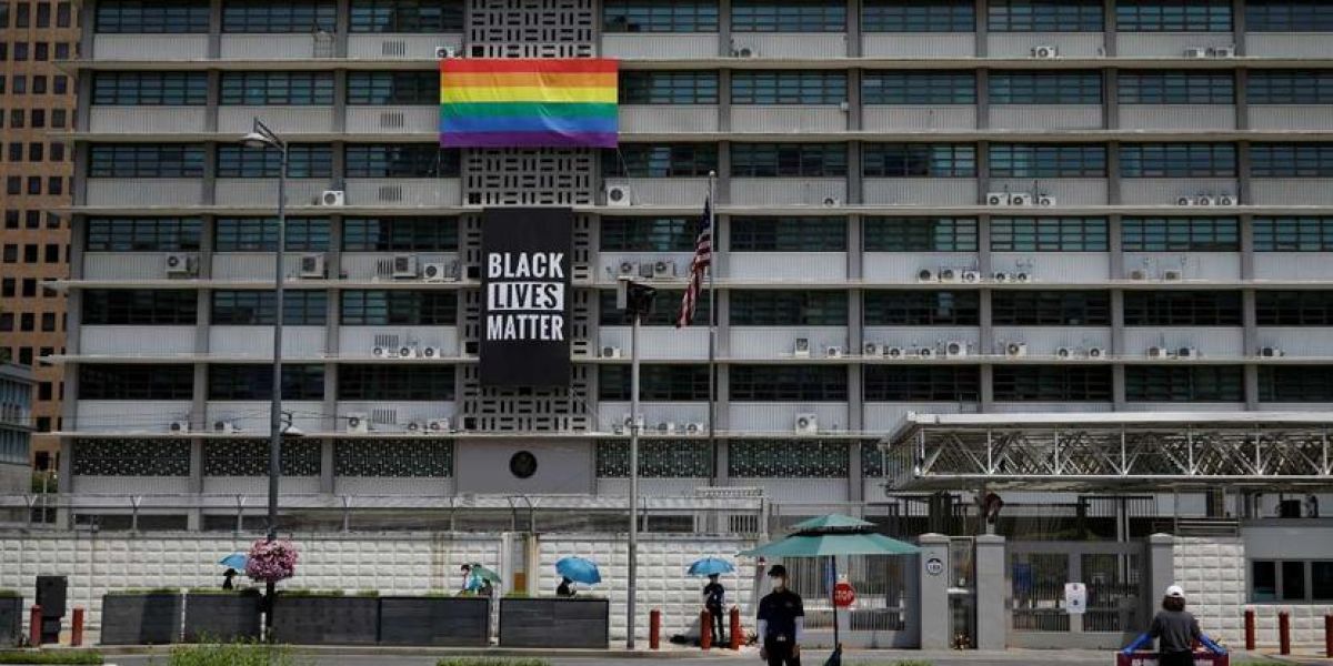 Congreso de EU prohibirá que ondeen la bandera LGBT en las embajadas