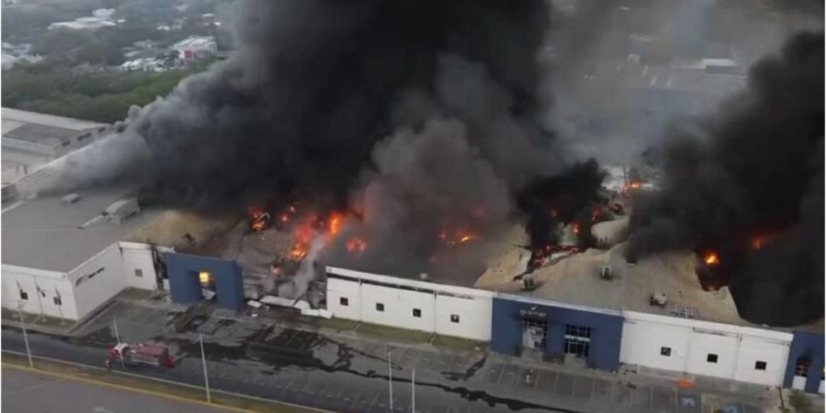 Fuerte incendio en fábrica de plásticos en Apodaca, NL, moviliza a autoridades