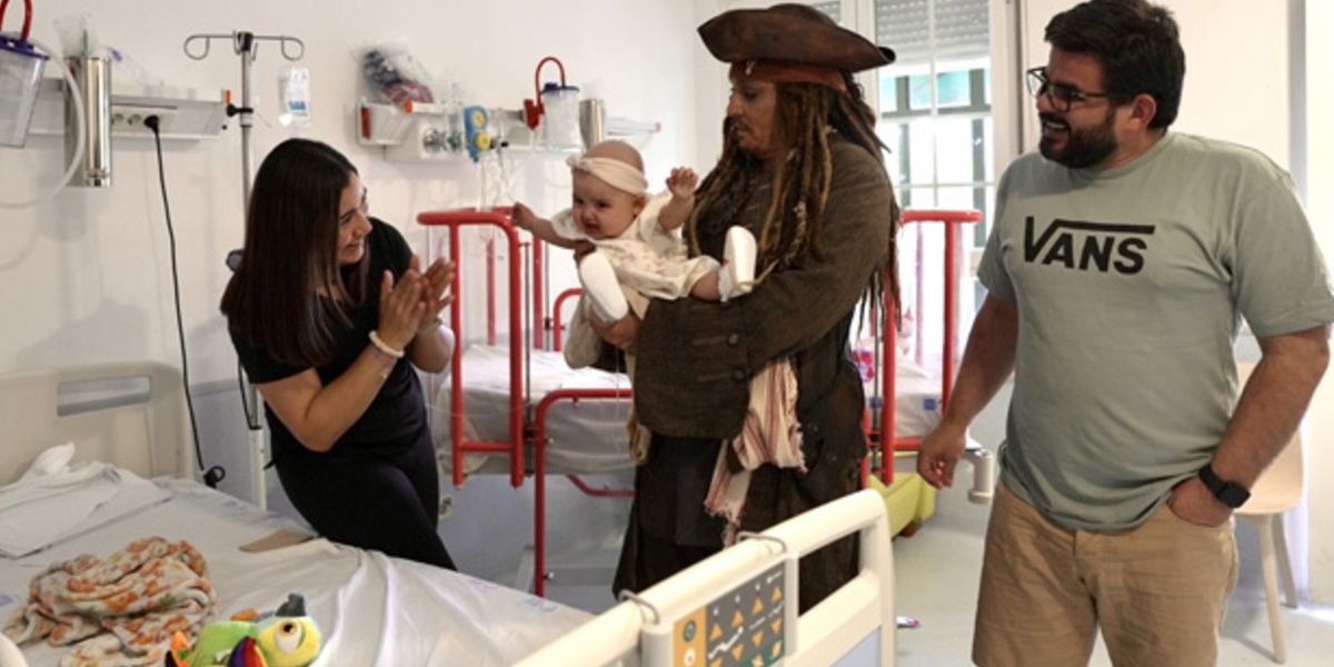 Johnny Depp visita hospital infantil en Madrid disfrazado de Jack Sparrow