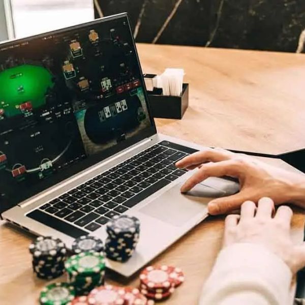 Quién desarrolla los juegos de un casino en línea y qué hace la plataforma que los reúne
