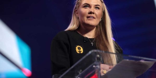 Nombran a viuda de Charlie Kirk CEO de organización conservadora