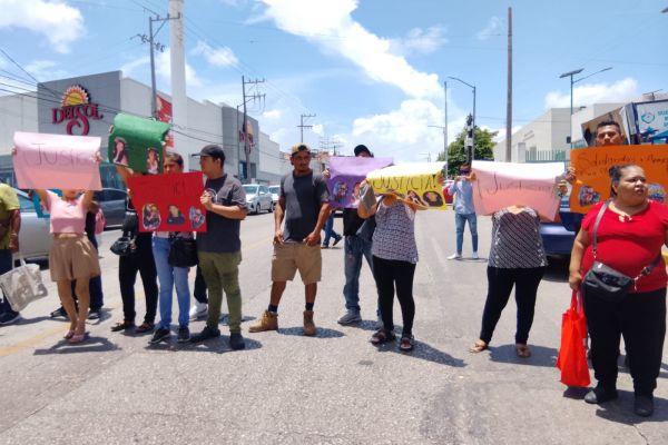 Protestan y bloquean avenida para exigir justicia por familia embestida por vehículo