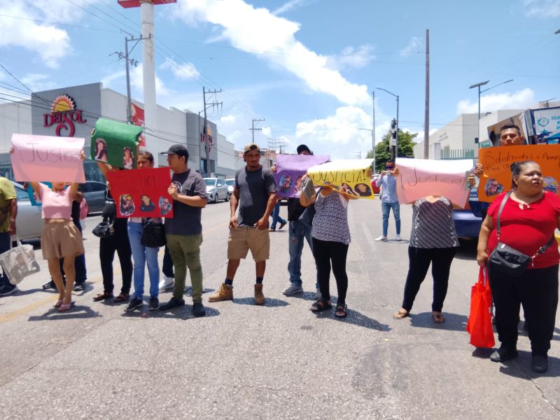Protestan y bloquean avenida para exigir justicia por familia embestida por vehículo