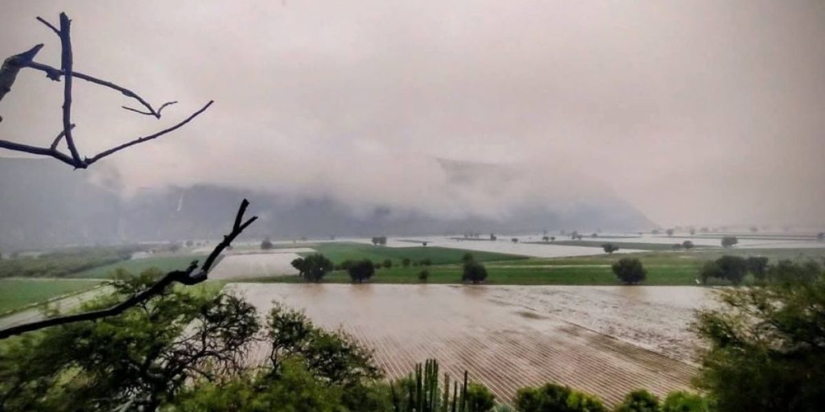 Mal clima frena envío aéreo de víveres a comunidades afectadas en Hidalgo