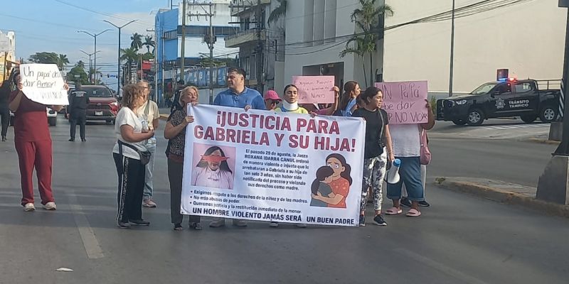 Marchan y bloquean avenida Hidalgo en Tampico; exigen justicia para madre e hija