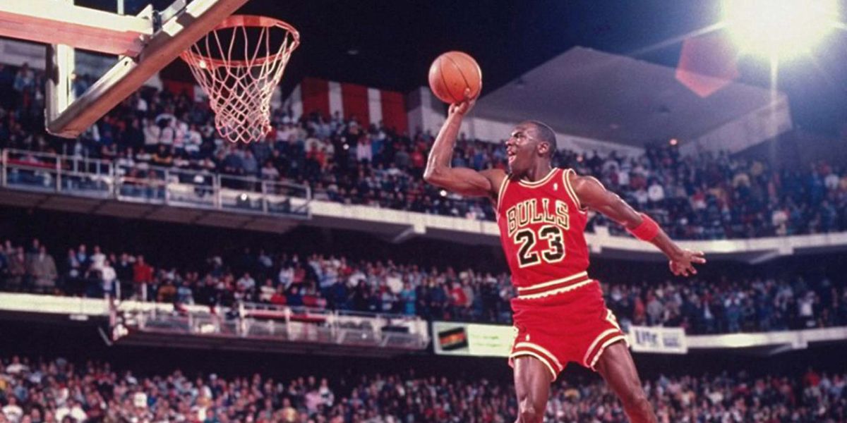 “Su Majestad” cambia la duela por el micrófono en la NBA