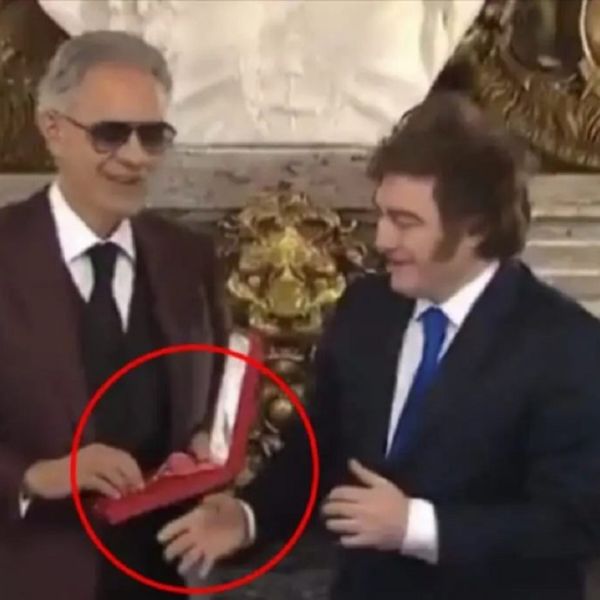 Milei genera momento incómodo al intentar saludar a Bocelli