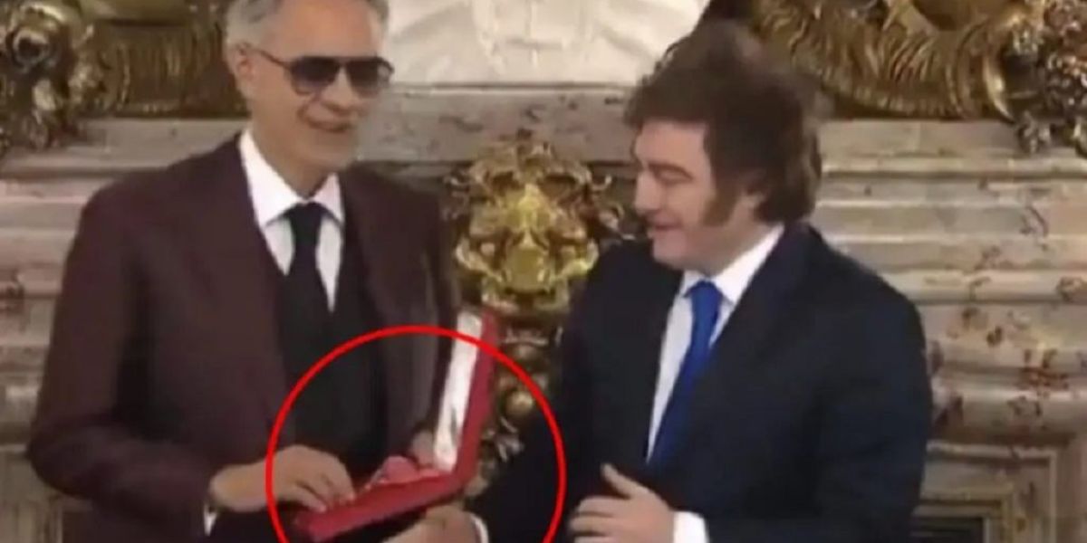 Milei genera momento incómodo al intentar saludar a Bocelli